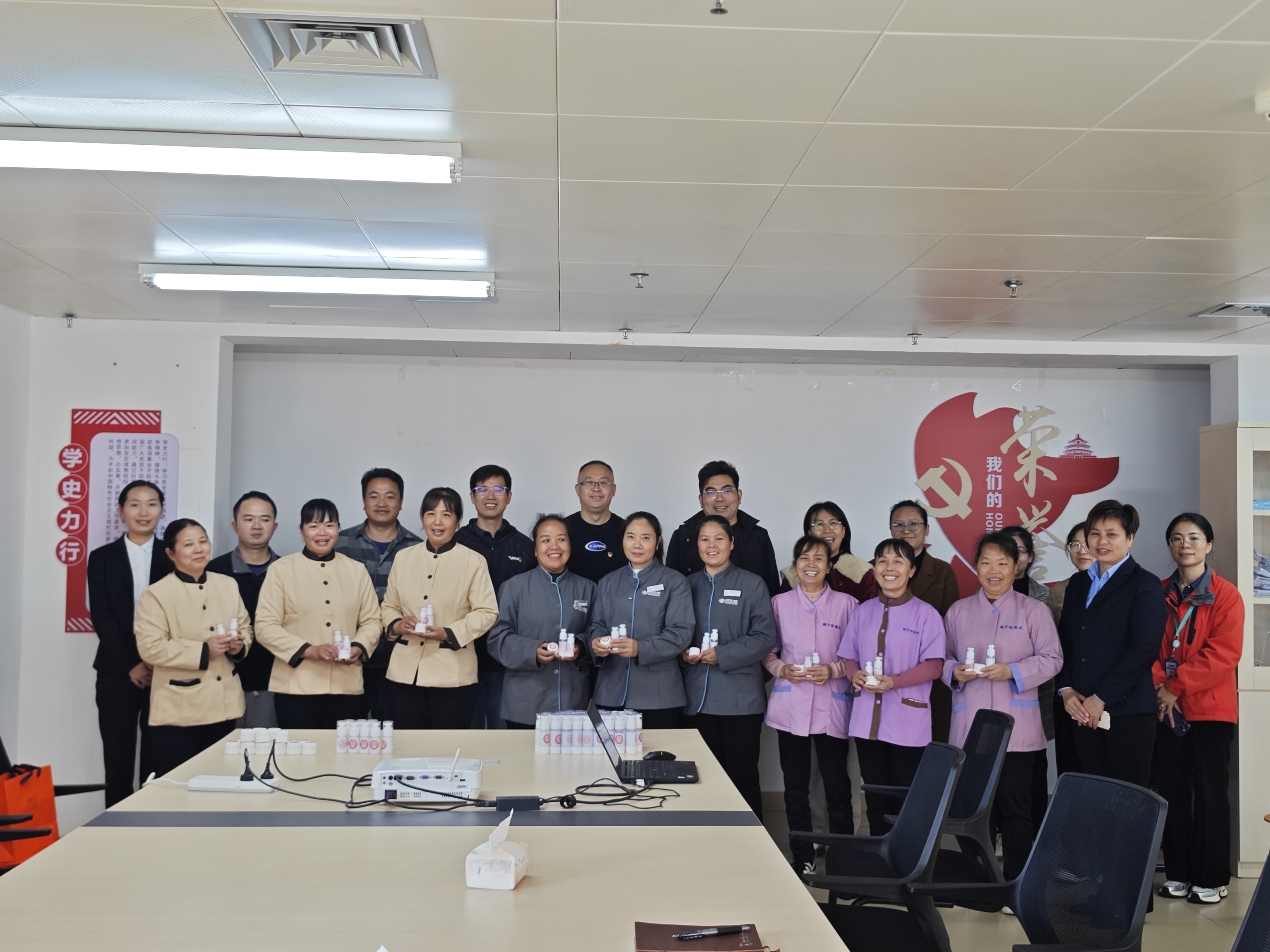 “情暖冬日，爱心传递”——食品与化学工程学院教职工党支部开展冬日送温暖主题党日活动